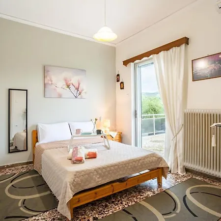 Seaside Family Haven - Avia's Spacious Getaway *