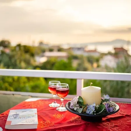 Apartment Seaside Family Haven - Avia's Spacious Getaway Avia