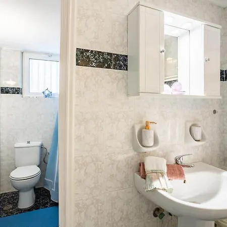 Apartment Seaside Family Haven - Avia's Spacious Getaway