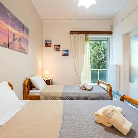 Seaside Family Haven - Avia's Spacious Getaway Apartment Avia