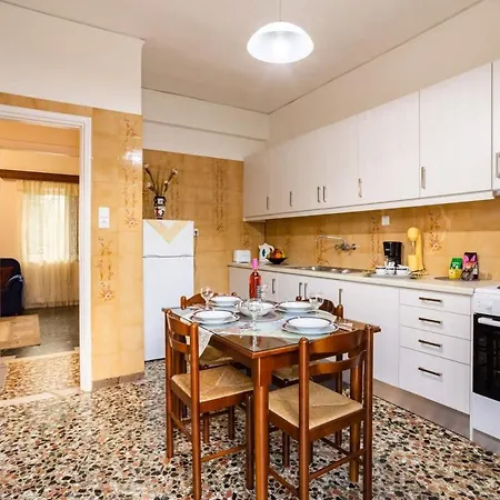 Seaside Family Haven - Avia's Spacious Getaway Avia