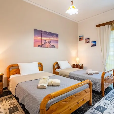Seaside Family Haven - Avia's Spacious Getaway
