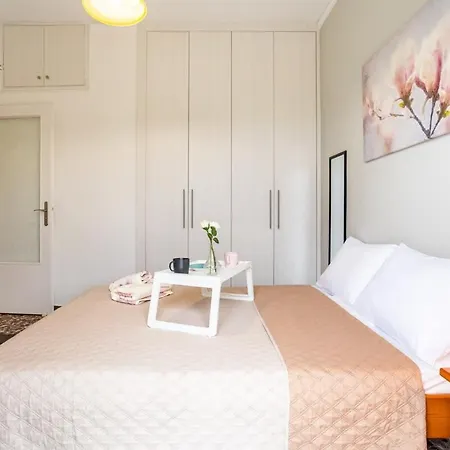 Seaside Family Haven - Avia's Spacious Getaway Apartment *