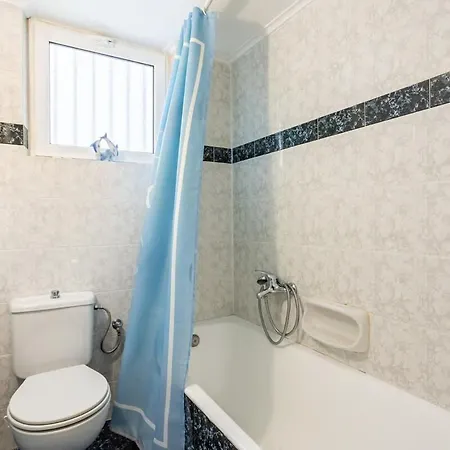 Apartment Seaside Family Haven - Avia's Spacious Getaway *