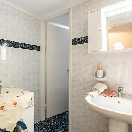 Seaside Family Haven - Avia's Spacious Getaway *