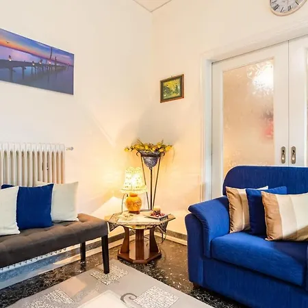 Seaside Family Haven - Avia's Spacious Getaway *
