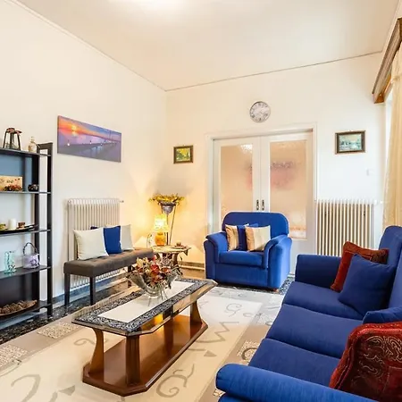 Seaside Family Haven - Avia's Spacious Getaway