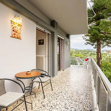 Seaside Family Haven - Avia's Spacious Getaway Avia