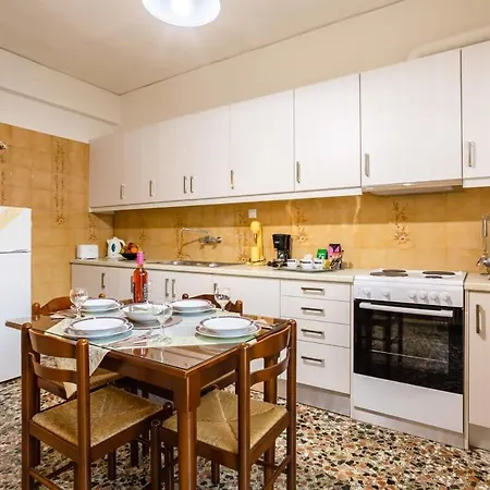 Seaside Family Haven - Avia's Spacious Getaway *