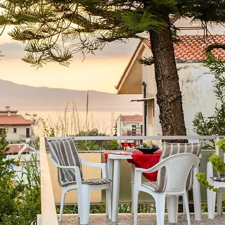 Seaside Family Haven - Avia's Spacious Getaway Apartment