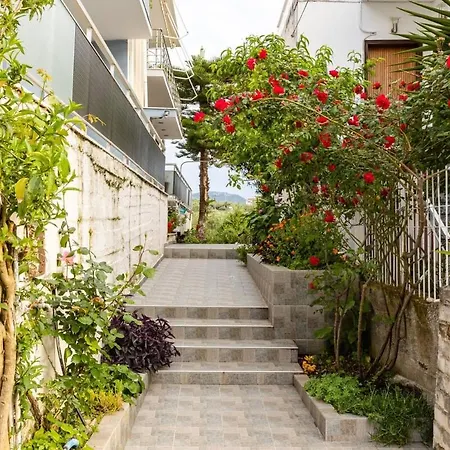Apartment Seaside Family Haven - Avia's Spacious Getaway
