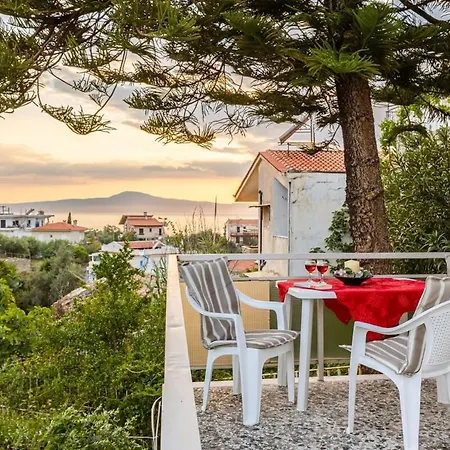 Seaside Family Haven - Avia's Spacious Getaway Apartment Avia