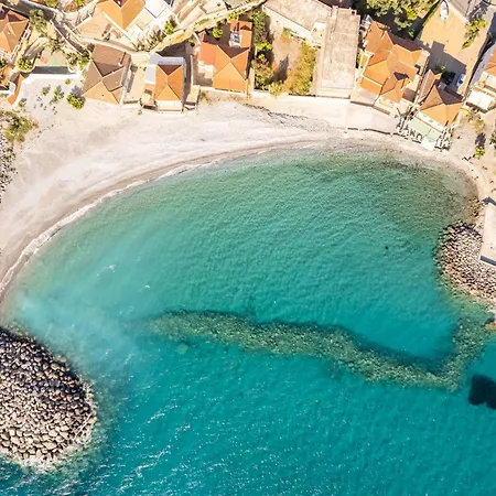 Apartment Seaside Family Haven - Avia's Spacious Getaway